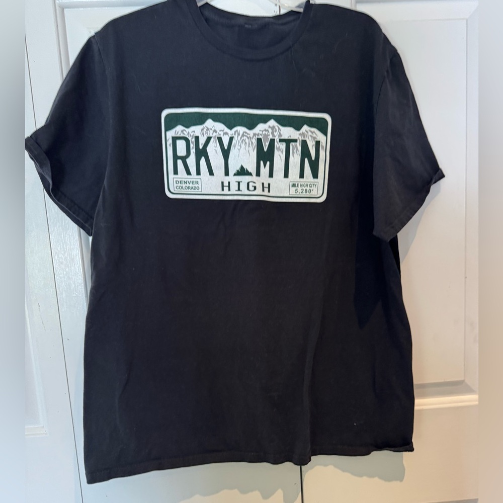 Source Unknown Black Tee with Green and White Graphic
